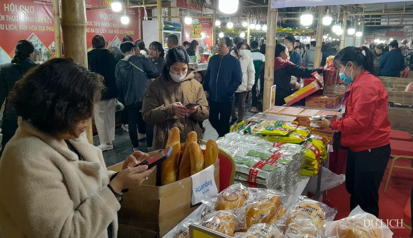 Thị xã Sơn Tây tổ chức Hội chợ Xúc tiến thương mại gắn kết quảng bá du lịch văn hóa địa phương từ ngày 28/12/2023-1/1/2024 nhằm lan tỏa hình ảnh Sơn Tây đến người dân, du khách, bạn bè, trong nước và quốc tế